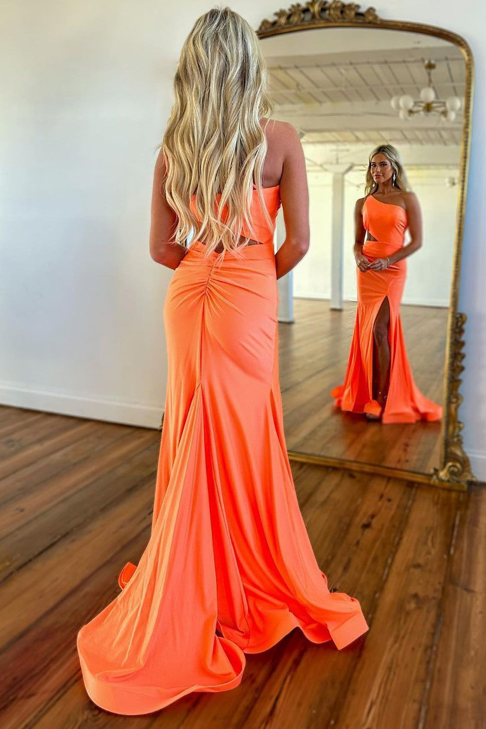 Vestido de fiesta largo estilo sirena con abertura en la cintura y un hombro descubierto de Weitese